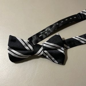 Black and gray bow tie